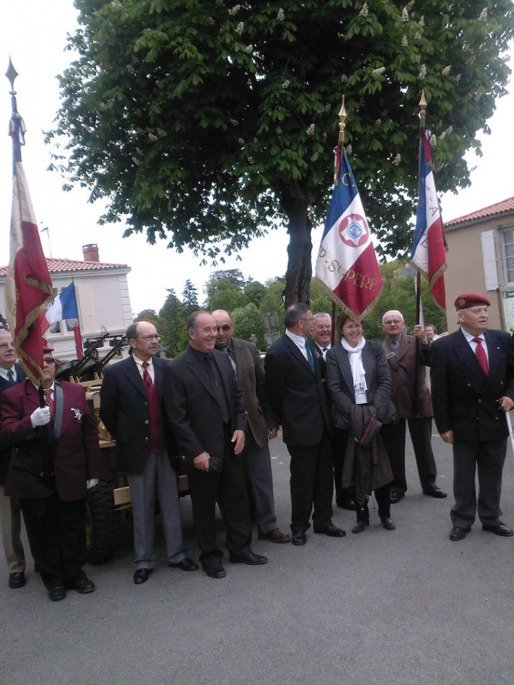 Les anciens combattants avec M.le Maire & élus - Le Champ-Saint-Père