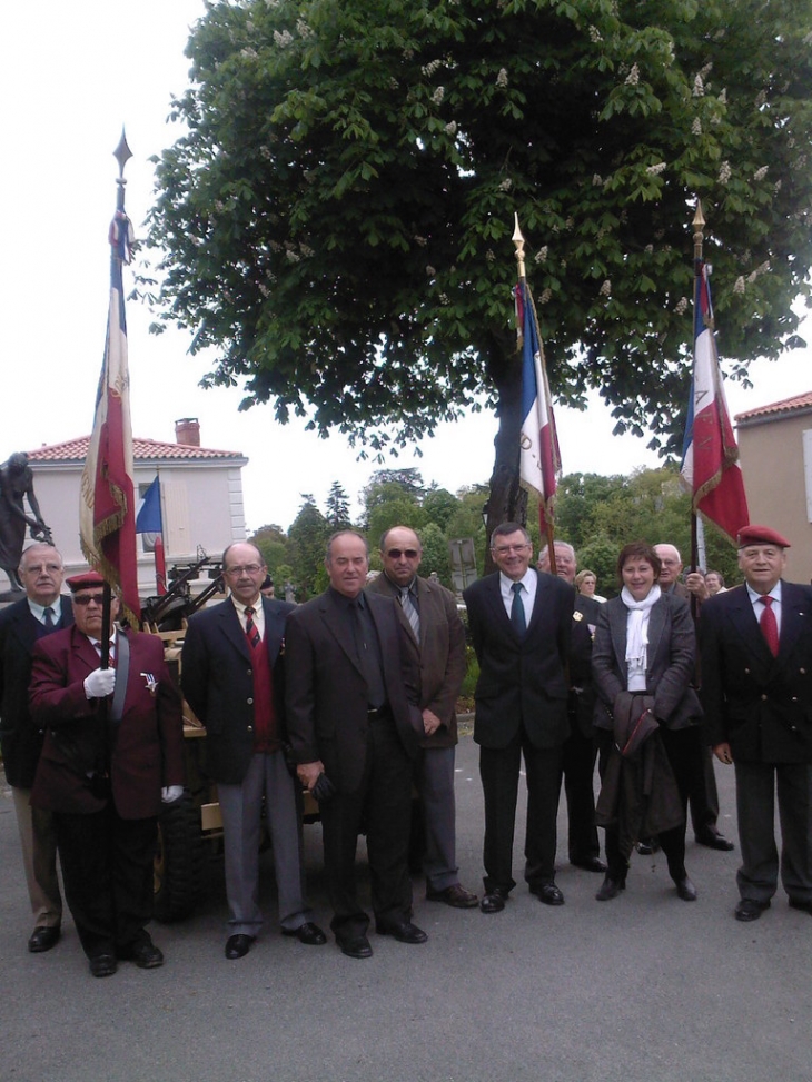 M. LE MAIRE et les anciens combattants - Le Champ-Saint-Père