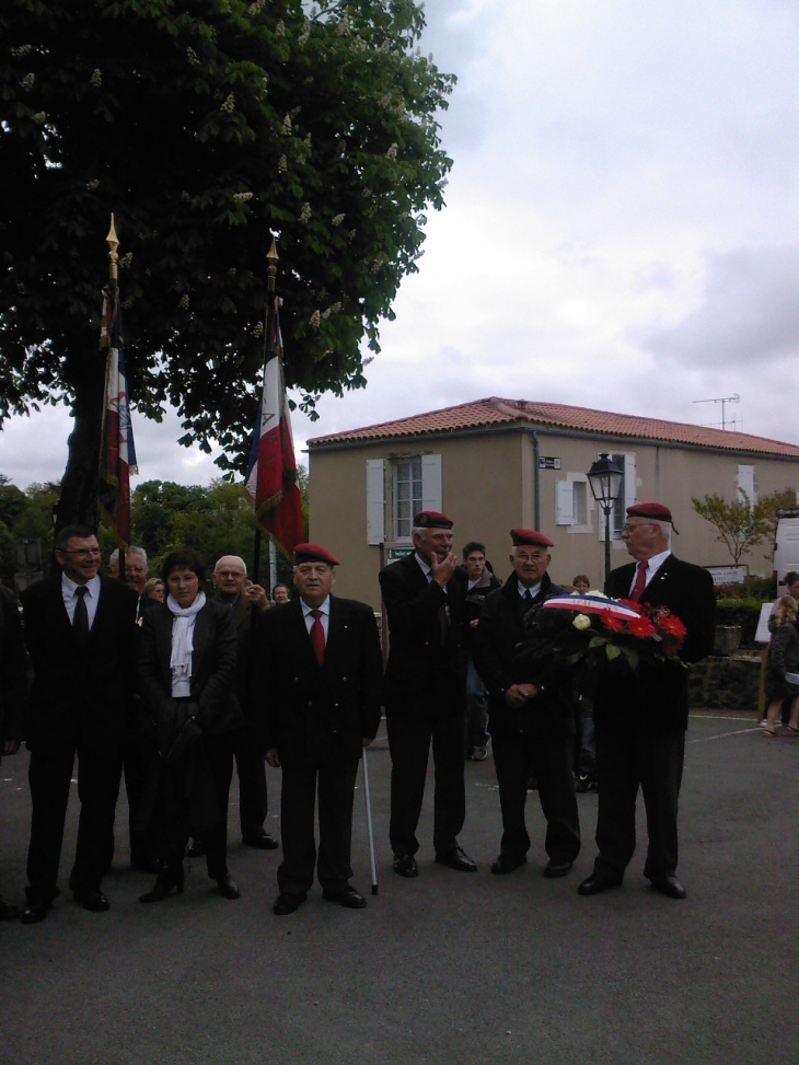 M. LE MAIRE et anciens combattants parachutistes - Le Champ-Saint-Père