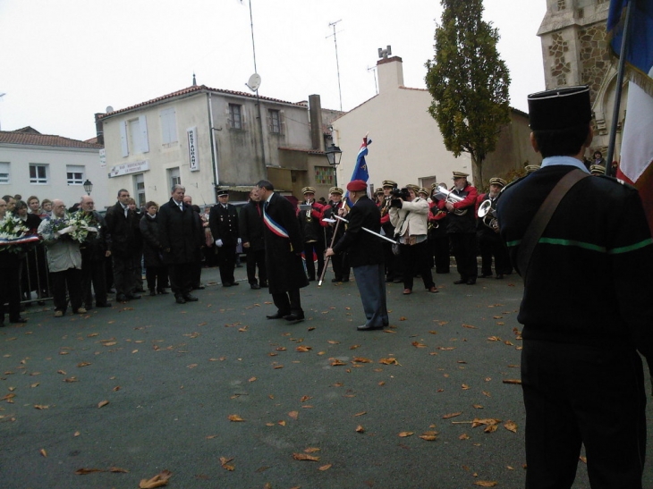 REMISE DU DRAPEAU AMICALE APAC - Le Champ-Saint-Père