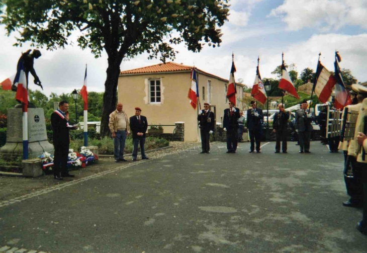 Manifestation patriotique du 8 Mai - Le Champ-Saint-Père