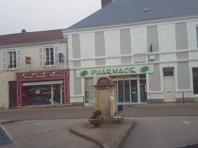 PETITE PLACE DE LA MAIRIE -pharmacie et boulangerie - Le Champ-Saint-Père