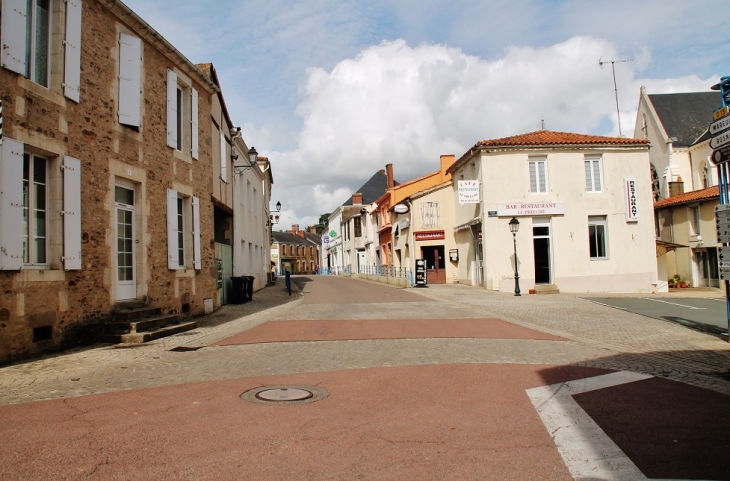 Le Village - Le Champ-Saint-Père