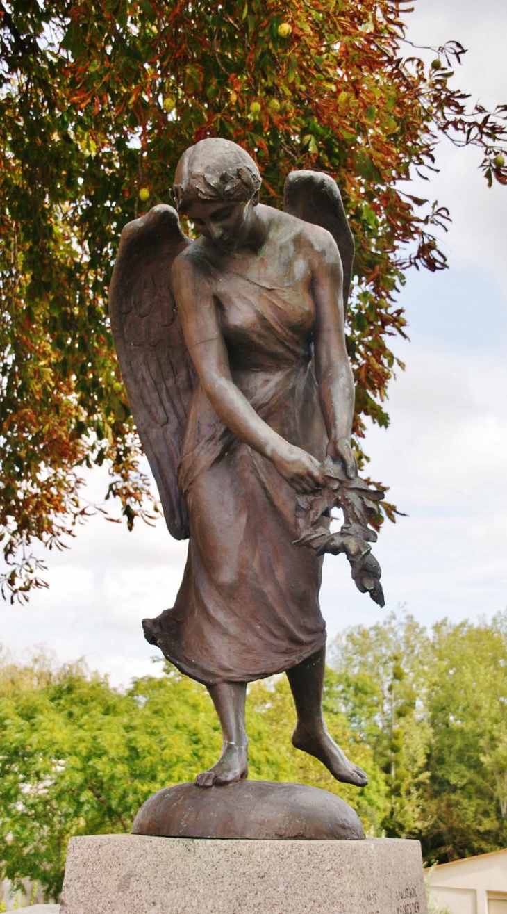 Monument-aux-Morts  - Le Champ-Saint-Père