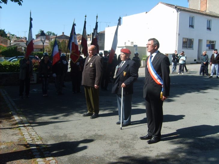 Hommage devant le monument aux morts  - Le Champ-Saint-Père