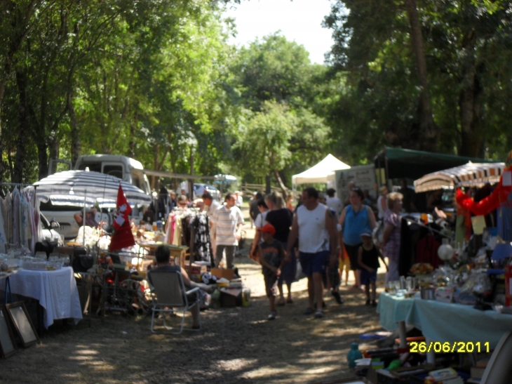 Vide grenier + 100 exposants ce dimanche avec près de 2000 visiteurs  - Le Champ-Saint-Père