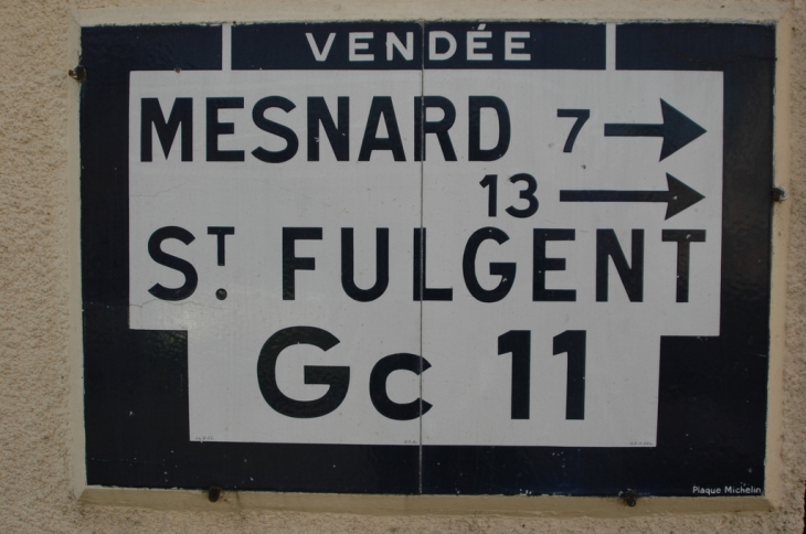 Vestige routier Plaque Michelin année 1930 - Les Herbiers