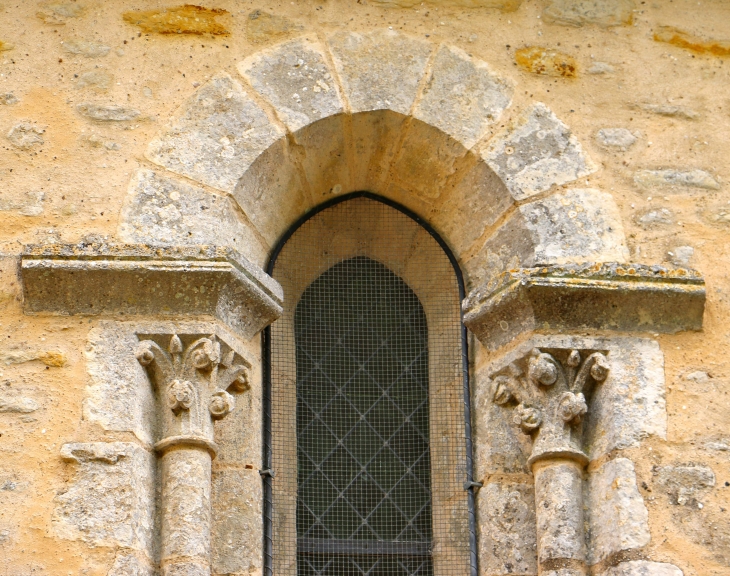 Détail d'une ouverture de l'église Notre Dame. - Liez