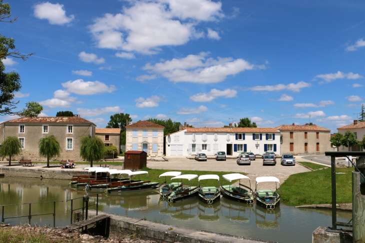 Le port sur la Sèvre Niortaise. - Maillé