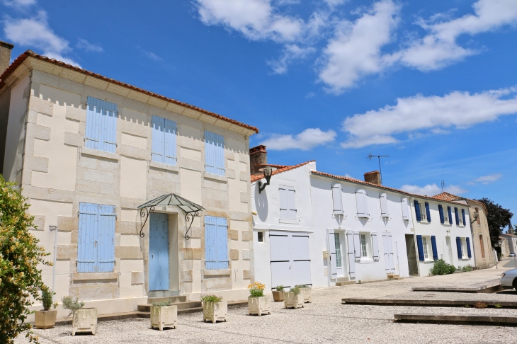 Maisons face au port. - Maillé