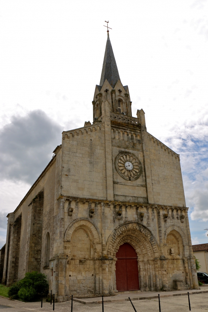 Façade occidentale de l'église Notre Dame de l'Assomption du XVe siècle. - Maillé