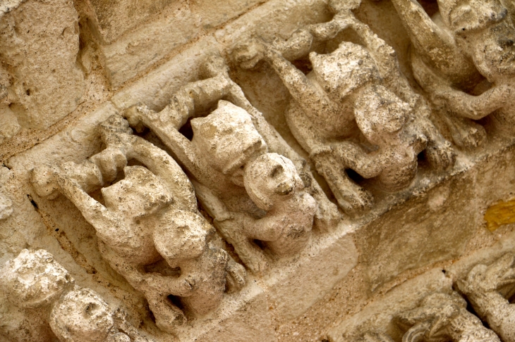 Détail des voussures du portail de l'église Notre Dame de l'Assomption. - Maillé