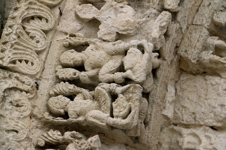 Détail des voussures du portail de l'église Notre Dame de l'Assomption. - Maillé