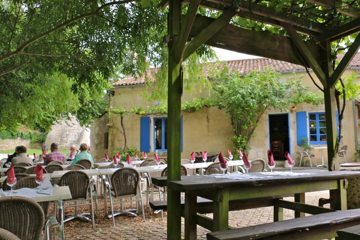 Le Restaurant à l'embarcadère de l'Abbaye. - Maillezais