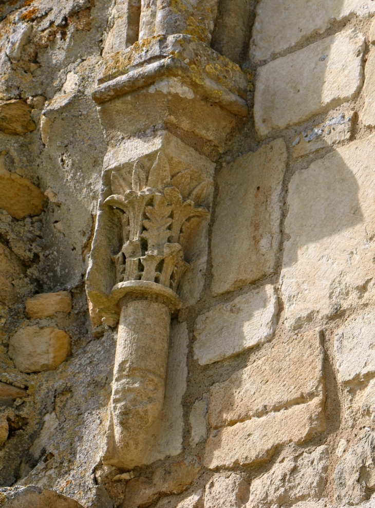 Chapiteau sculpté de l'aile des convers. - Maillezais