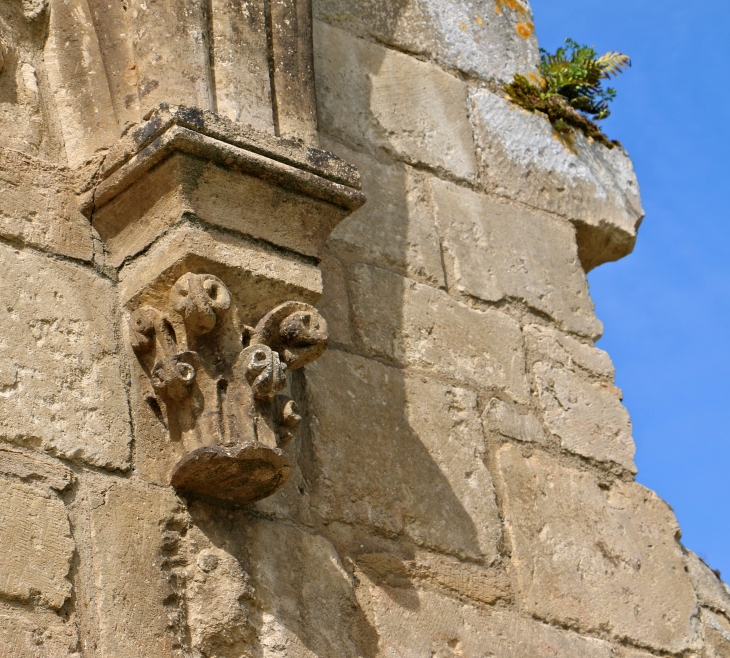 Chapiteau sculpté de l'aile des convers. - Maillezais