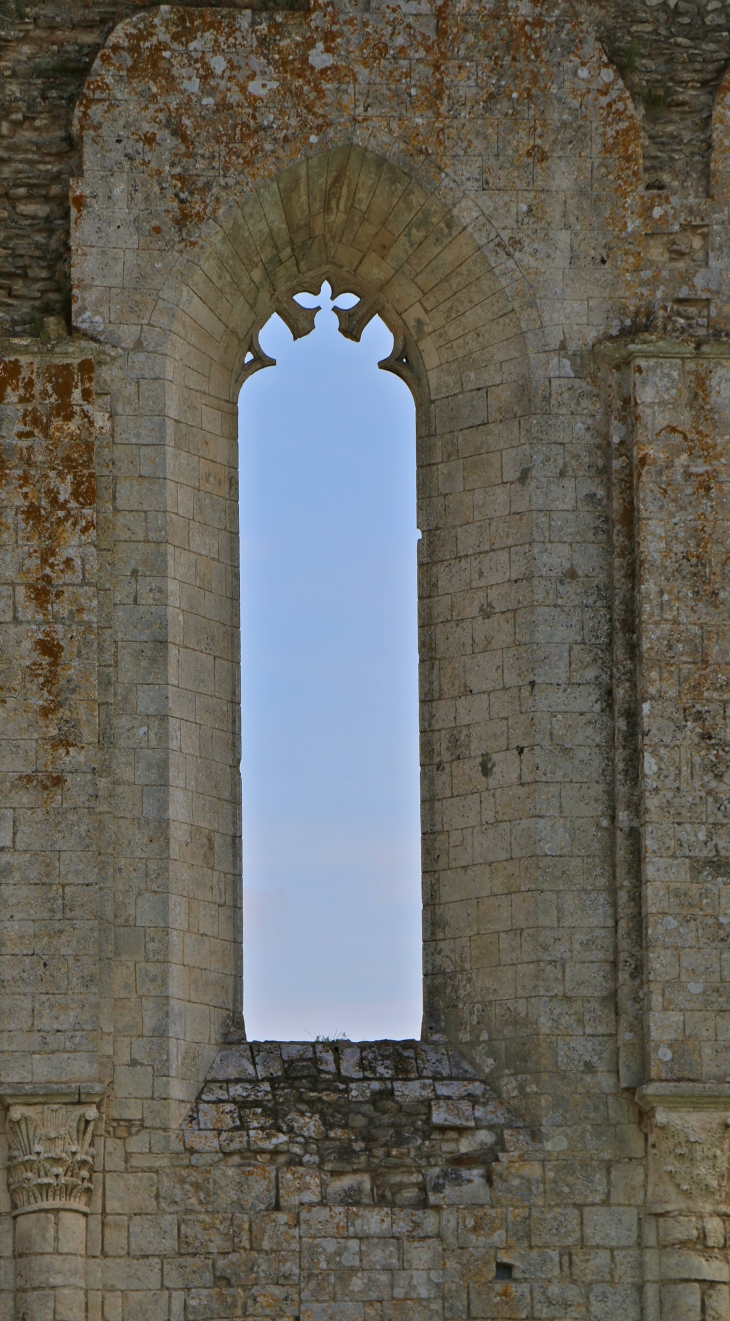 Fenetre-de-l-eglise-abbatiale - Maillezais