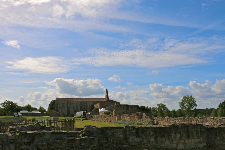 Vue sur les batiments conventuels de l'Abbaye. - Maillezais