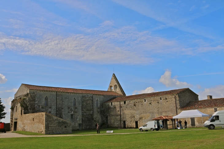 Les batiments conventuels de l'abbaye. - Maillezais