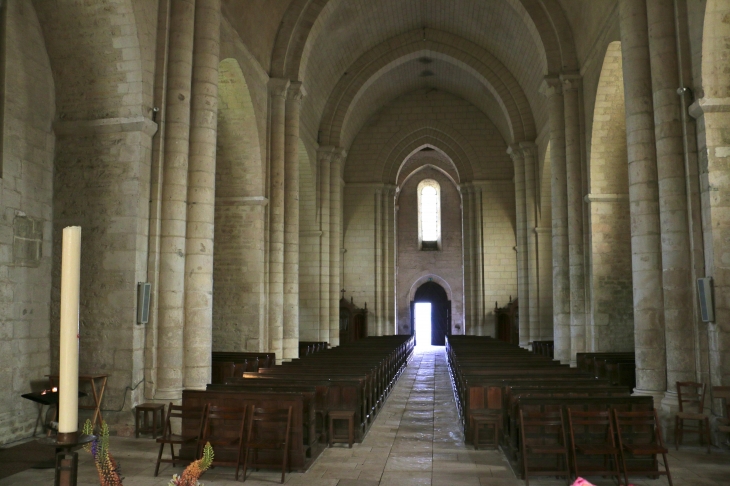 La nef vers le portail de l'église Saint Nicolas. - Maillezais