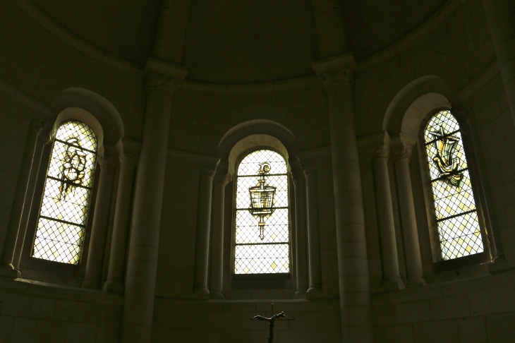 Le vitraux du choeur de l'église Saint Nicolas. - Maillezais