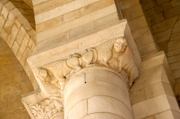 Eglise Saint Nicolas: chapiteaux sculptés. - Maillezais