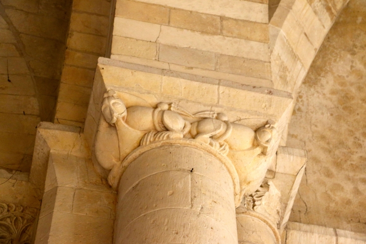 Eglise Saint Nicolas: chapiteaux sculptés. - Maillezais