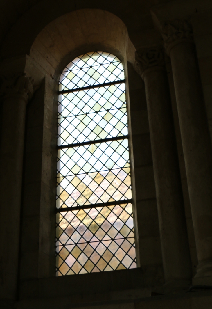 Vitrail de l'église Saint Nicolas. - Maillezais