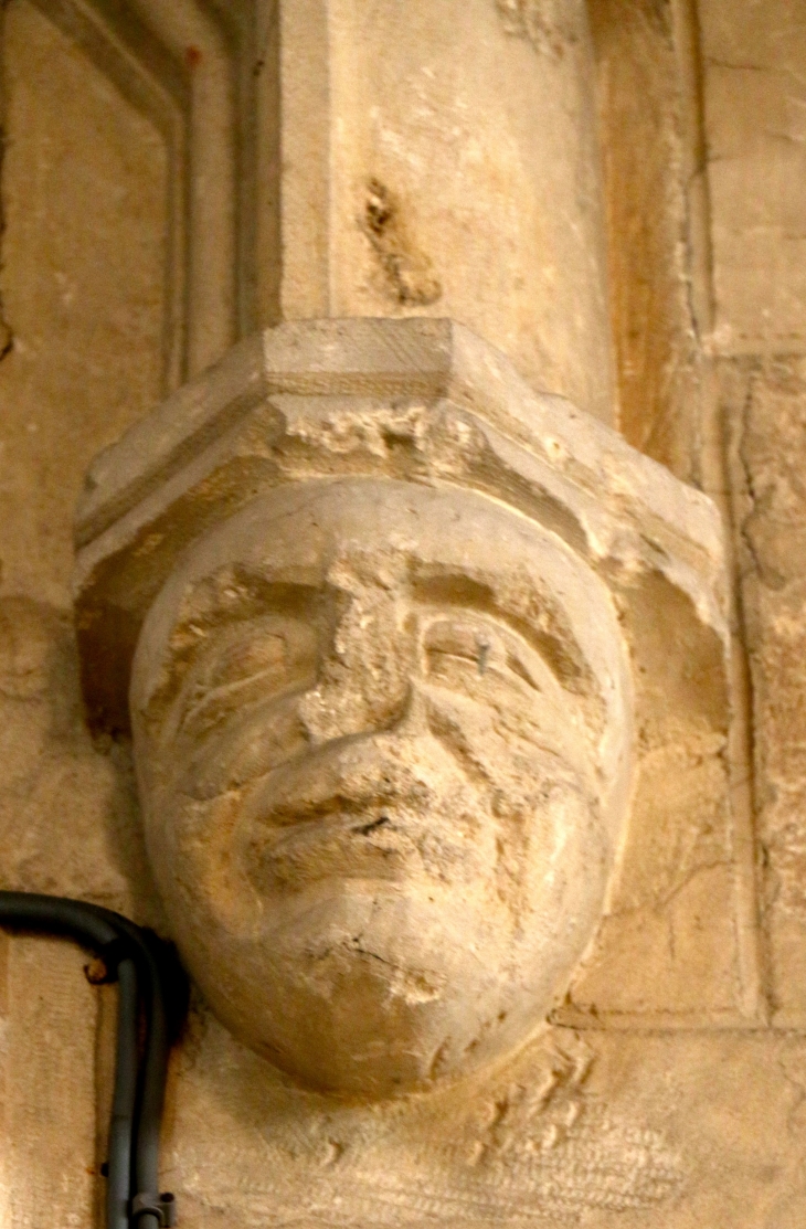 Eglise Saint Nicolas : corbeau sculpté. - Maillezais