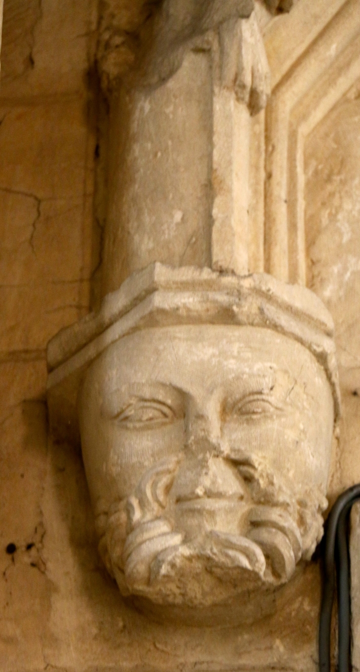 Eglise Saint Nicolas : corbeau sculpté. - Maillezais