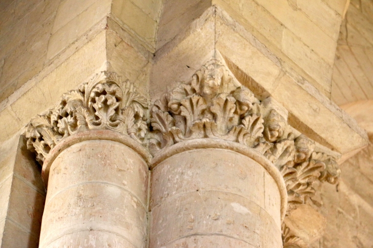 Eglise Saint Nicolas: chapiteaux sculptés. - Maillezais