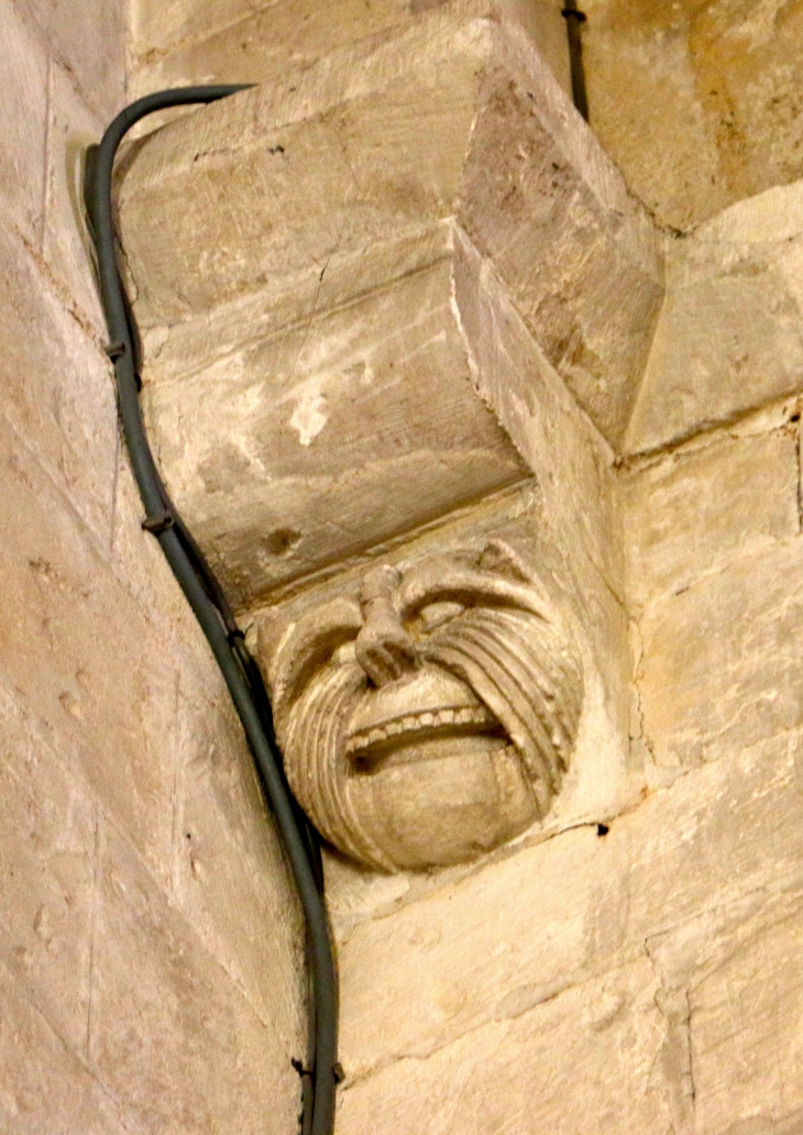 Eglise Saint Nicolas : corbeau sculpté. - Maillezais