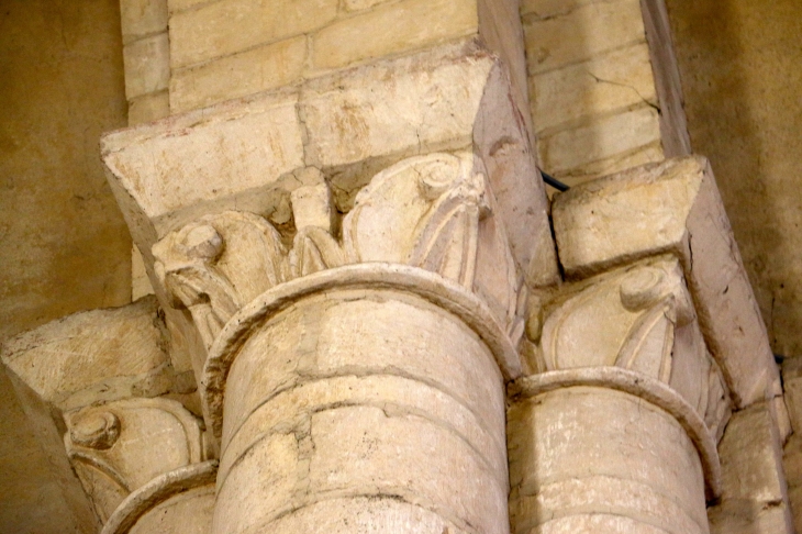 Eglise Saint Nicolas: chapiteaux sculptés. - Maillezais