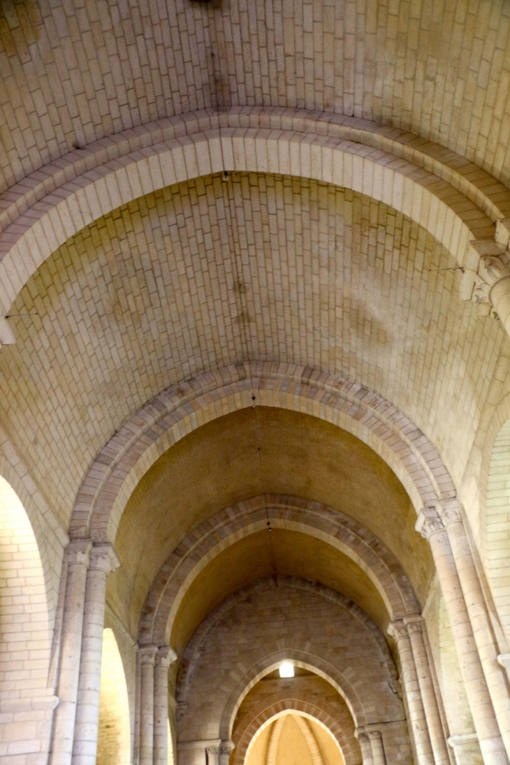 Eglise Saint Nicolas : le plafond de la nef unique. - Maillezais