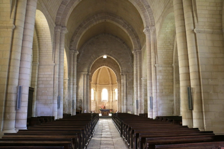 Eglise Saint Nicolas : la nef vers le choeur. La nef unique est dédicacée à saint Nicolas de Myre, patron des mariniers. - Maillezais