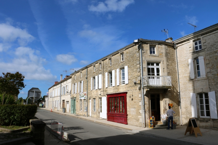 Quartier près de l'église Saint Nicolas. - Maillezais