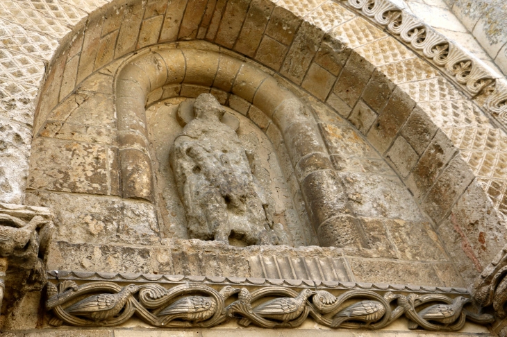 Détail de la façade occidentale de l'église Saint Nicolas. - Maillezais