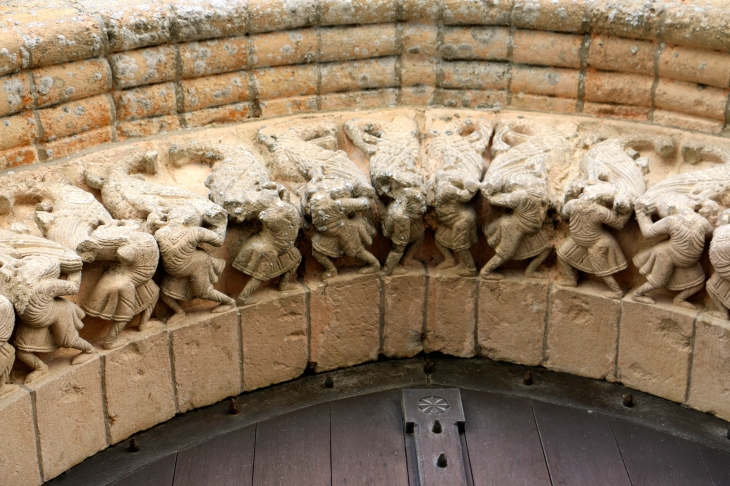 Eglise Saint Nicolas : détail des voussures du portail. - Maillezais