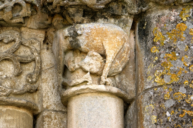 Eglise Saint Nicolas: chapiteaux sculptés du portail. - Maillezais