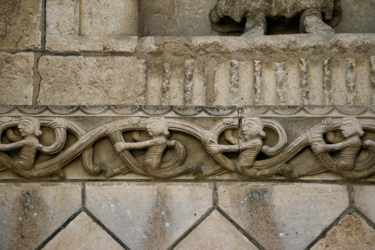 Eglise Saint Nicola : détail de la frise du portail. - Maillezais