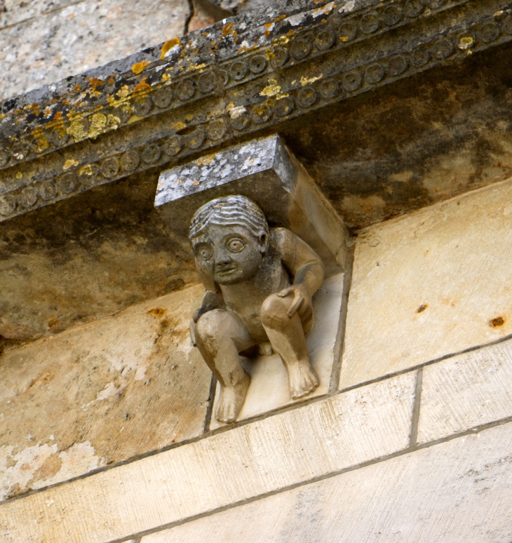 Eglise-saint-nicolas-modillon-de-la-corniche-du-portail - Maillezais