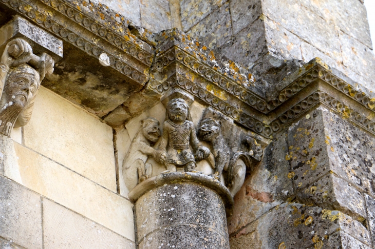 Eglise Saint Nicolas: chapiteaux sculptés du portail. - Maillezais