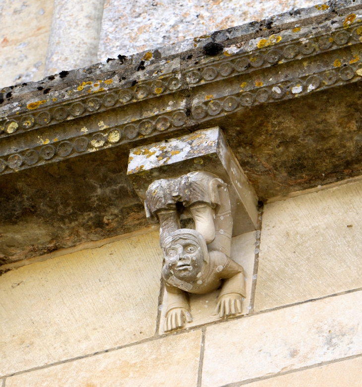 Eglise-saint-nicolas-modillon-de-la-corniche-du-portail - Maillezais