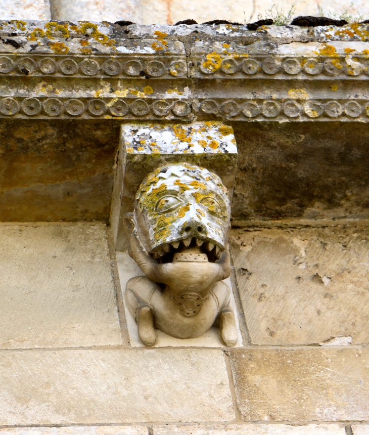 Eglise Saint Nicolas : modillon de la corniche du portail. - Maillezais