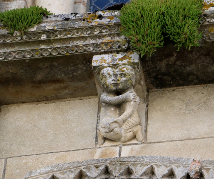 Eglise Saint Nicolas : modillon de la corniche du portail. - Maillezais