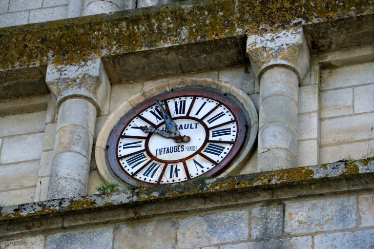 L'horloge de l'église Saint Nicolas. - Maillezais