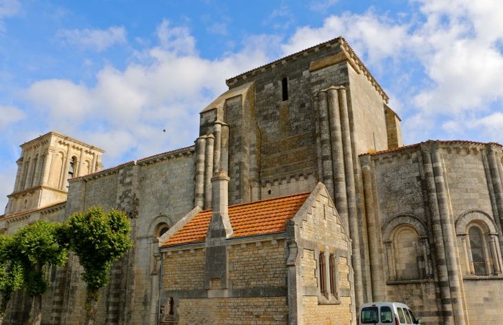 Façade sud de l'église Saint Nicolas. - Maillezais