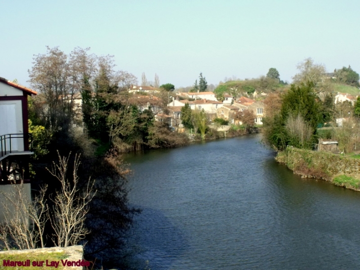 Le bourg de Mareuil avec sa rivière Le Lay - Mareuil-sur-Lay-Dissais