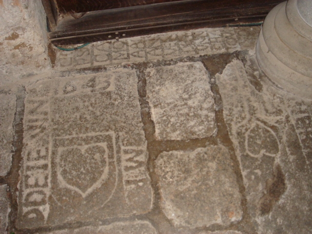 Pierres tombales de 1643 eglise st jacques - Moutiers-les-Mauxfaits