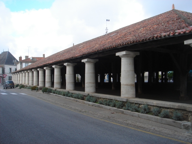 Halles reconstruites en 1765 - Moutiers-les-Mauxfaits